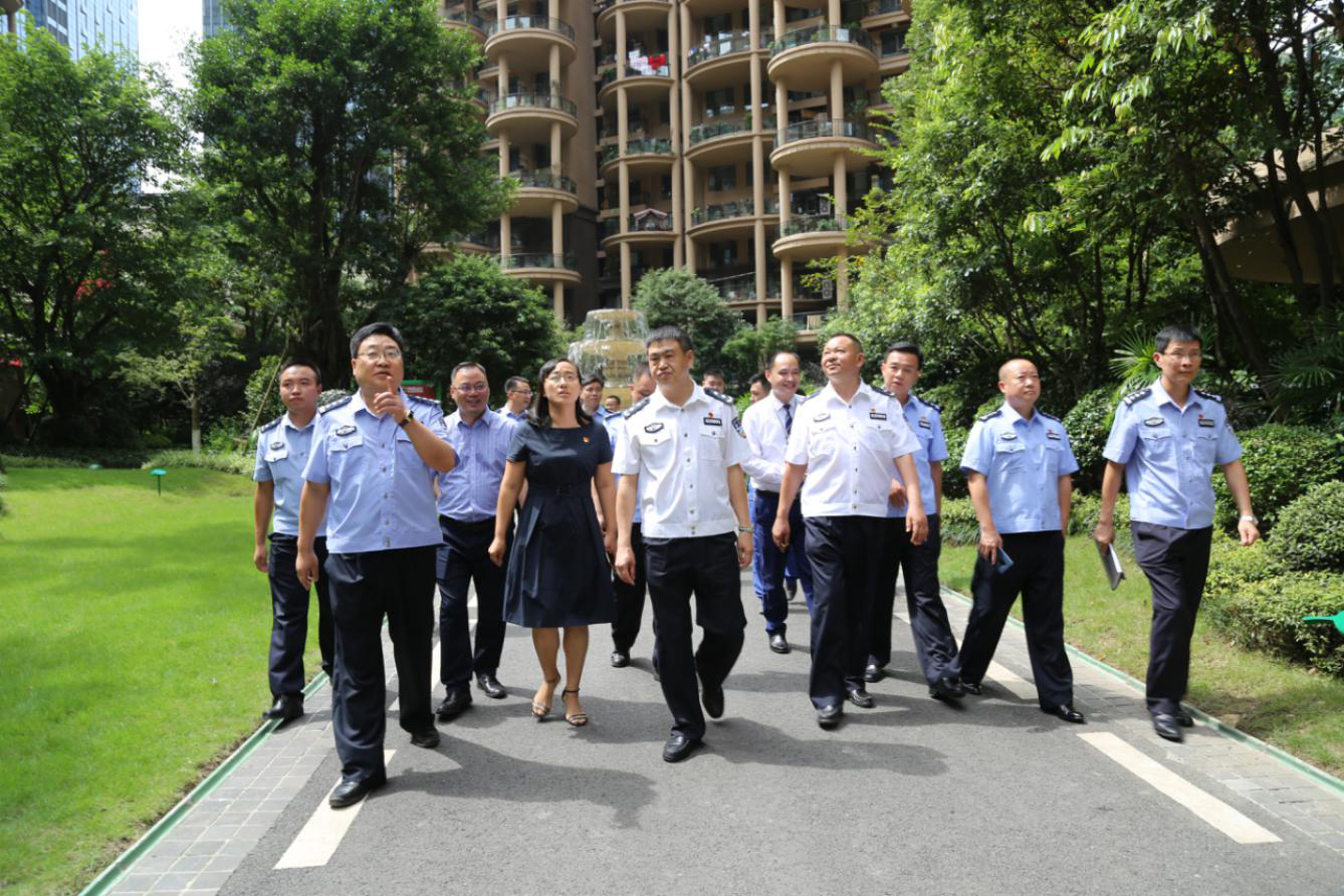 何紹明副市長一行視察綠韻小區